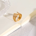 Dettaglio di un anello multistrato in acciaio inossidabile placcato oro 18k con perle - Anello Aperto a V a Tripla Barra