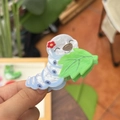 Pinza para el pelo de oruga de acrílico con hoja verde y detalles florales - Pinza de Oruga Azul