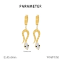 Dettaglio degli orecchini a serpente dorati 45x9mm con strass luccicanti incastonati - Stile Serpente Dorato (KE112562-SP)