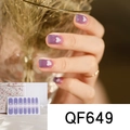 Nahaufnahme der lila Herz-Nagelaufkleber mit Modellhand und Produktverpackung im Detail - Lila Farbverlauf Weißer Herz Stil (QF649)