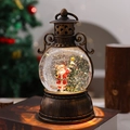 Detalle de farol navideño vintage con bola de nieve de Papá Noel e iluminación LED cálida - Oro Cepillado Papá Noel