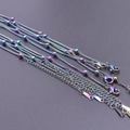 Regenbogenfarbene Edelstahl-Perlenkette mit Karabinerverschluss und S.STEEL Anhänger-Detail - Bunt