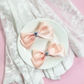 Detalle de pinzas para el pelo de satén rosa con gema de corazón y encaje blanco - Rosa Anaranjado