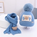 Detailansicht des himmelblauen Strickset für Kinder mit Bärenflicken und weichem Pompon - Hellblau