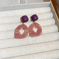 Dettaglio degli orecchini geometrici in resina con texture marmoree viola e rosa in box - Quadrato Viola Con Stile Cavo a Rombo in Marmo Rosa / Rosa