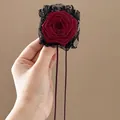 Dettaglio dell'elastico per capelli con rosa rossa, pizzo nero e lunghi nastri - Stile Doppio Uso Rosa Di Pizzo / Nero Rosso