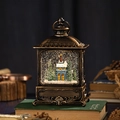 Lanterna di Natale vintage in bronzo con palla di neve chiesa e pini su vecchi libri - Oro Spazzolato Casa nella Foresta / Bronzo