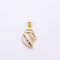 Vue détaillée d'un pendentif conque plaqué or avec coquillage blanc et zircons colorés - Conque Colorée / Style 7