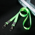 Grünes Nylon-Schlüsselband mit zwei Metall-Karabinerhaken auf strukturierter Fläche - 1.5cm / Hellgrün