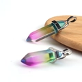 Regenbogenfarbener sechseckiger Kristallanhänger mit Silberkappe auf Holzsockel - Nur Anhänger / Verlauf Rot Grün