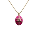 Détail du collier plaqué or avec pendentif ovale en émail magenta et croix en zircon - Rose rouge