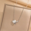 Elegante colgante de corazón plateado en joyero beige con diseño de cadena en O - Corazón de Doble Hebilla Color Acero (423)