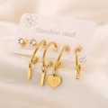 Dettaglio del set di orecchini a cuore e lettere in acciaio placcato oro 18k - Lettera I Set di 3 Paia