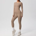 Dettaglio del set yoga mocha con maglia a maniche lunghe e leggings a vita alta - Marrone Mocha
