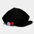 Dettaglio del berretto in cotone nero con pompon fatti a mano in feltro di lana colorati - Taglia unica / Nero