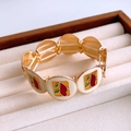 Dettaglio macro del bracciale vintage dorato con motivi geometrici astratti colorati - Stile Astratto Quadrato Colorato