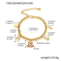 Dettaglio del bracciale natalizio in acciaio dorato con campanello in zircone e ciondoli - Bracciale con Campanello ed Elementi Natalizi Oro