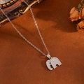 Makro-Detail des Elefantenanhängers mit weißen Zirkonia und schwarzem Edelsteinauge - Silberner Elefant Stil (T029)