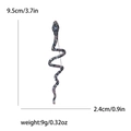 Dettaglio di una spilla a serpente argento con strass viola e blu scintillanti - Blu 4368-BL