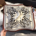 Dettaglio foulard di seta con stampa barocca vintage su pelliccia sintetica bianca - Nero (W-484)