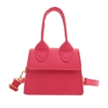 Detail der rosa PU-Leder Mini-Handtasche mit goldenen Beschlägen und Gurt - Rosarot