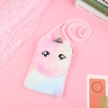 Detalle del bordado de ojos y cuerno en el bolso de peluche arcoíris de unicornio - Rosa