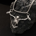 Collana con ciondolo scheletro gotico argento su roccia vulcanica scura per stile punk - Pendaglio Teschio Argento Antico (A-1373)