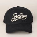 Dettaglio del ricamo bianco 3D Believe 1970 su un cappellino da baseball nero - M(56-58cm) / Nero