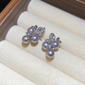 Detalle de pendientes de perlas lavanda y mariposa de plata en estuche de joyería - Aguja de Plata-Plata-Lavanda