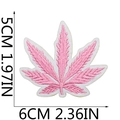 Écusson brodé feuille d'érable rose montrant les dimensions 5x6cm et la texture - No. 6 Feuille Sativa Rose (XT316)
