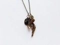 Collana in bronzo vintage con ciondoli a forma di cappello, stivale, revolver e ferro di cavallo - Bronzo