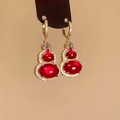 Vue détaillée de boucles d'oreilles gourde dorées avec pierres rouges et cristaux pavés - 24# Style Gourde Or Inrustée de Rubis Créoles