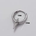 Vue macro des dimensions de 1,1 cm de diamètre intérieur boucle d'oreille punk argent - Style à Pointes (S15)