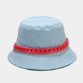 Dettaglio di un cappello a secchiello in cotone azzurro con catena decorativa in plastica rossa - Azzurro / M（56-58cm）