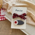 Dettaglio di fermaglio a fiocco scozzese rosso e clip in tessuto con fiore - Fiocco + Fiore Ovale