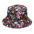 Dettaglio ravvicinato delle stampe graffiti arcobaleno su un cappello alla pescatora nero - Super Girl Graffiti di Strada (C)