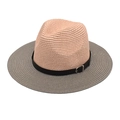 Dettaglio del cappello di paglia bicolore che mostra la trama fitta e la fibbia nera della cintura - M (56-58cm) / Grigio chiaro + Rosa