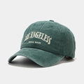 Dettaglio del ricamo bianco Los Angeles su cappellino in cotone verde lavato - Verde Scuro