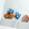 DIY paddenstoel bedeltjes in blauw met witte stippen en gouden ring voor sieraden - Blauwe Paddestoel Stijl (89003)