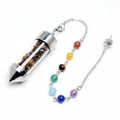 Pendule fiole de cristal conique avec perles chakra colorées sur chaîne argentée - Bracelet en pierre œil de tigre