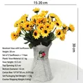 Kunstmatige zonnebloemstuk in een witte plastic geweven vaas met lint, 30 cm hoogte - 2 bossen zonnebloemen + strikvaas + doos