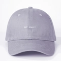Dettaglio del ricamo NOT REALLY su cappellino da baseball in cotone grigio-viola - Regolabile / Grigio