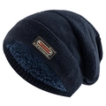 Detail van de donkerblauwe gebreide muts met fleecevoering en vintage leren label - L(58-62cm) / Marineblauw