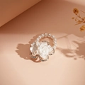 Dettaglio dell'elastico per capelli con fiori bianchi perle e base in metallo argento - Anello/Elastico per Capelli-Fiore