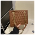 Dettaglio borsa tote trapuntata color caramello con catena dorata e tracolla in pelle - Marrone Scuro
