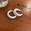 Primer plano de pendientes de aro en C de acrílico blanco sobre fondo de madera - Estilo Aro en C Acrílico Blanco (Pin de Plata 5#)