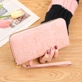 Portefeuille long rose pour femme avec gaufrage floral et dragonne au style élégant - Rose