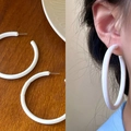 Détails de boucles d'oreilles créoles blanc crème avec vue portée par le mannequin - Blanc-Grandes Boucles d'Oreilles Créoles