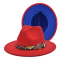 Détail du chapeau fedora rouge avec bandeau serpent, boucle dorée et doublure contrastée - M (56-58cm) / Rouge et bleu royal
