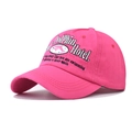 Détail de la broderie Dolphin Hotel sur une casquette en coton délavé rose vif - Réglable / Rose Rouge